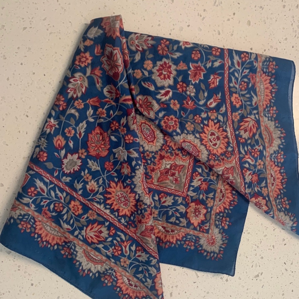 Beautiful patterned scarf - Picture 2 of 4